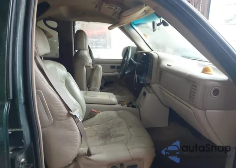 2001 Chevrolet Suburban C1500 z USA, uszkodzony, nr VIN 3GNEC16T51G247040